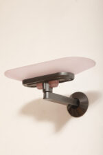 Duża postmodernistyczna jednopunktowa lampa ścienna/kinkiet "Jill" z grafitowym metalowym ramieniem i płytkim szklanym matowym jasno różowym kloszem, projekt Perry King, Santiago Miranda i Gianluigi Arnaldi dla Arteluce, Włochy, wzór z 1978 roku - obrazek 34