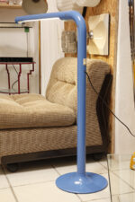 Duża niebieska jednopunktowa lampa biurkowa/podłogowa w kształcie odwróconego "L" z tworzywa sztucznego z metalową okrągłą podstawą "Tube", projekt Anders Pehrson dla Ateljé Lyktan, Space Age, Szwecja, wzór z 1973 roku - obrazek 34