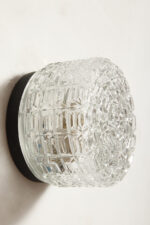 Szklany nieduży jednopunktowy okrągły przezroczysto lodowy kinkiet "Petit" z geometrycznym wzorem osadzony na czarnej metalowej obejmie, Francja, lata 70. - obrazek 31