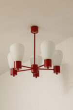 Pięciopunktowa czerwona metalowa lampa sufitowa/żyrandol ze szklanymi mlecznobiałymi kloszami, Niemcy, lata 60/70. - obrazek 35