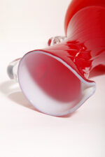 Duży szklany dwuwarstwowy czerwony dzbanek "Verona" z mlecznobiałym wnętrzem i przezroczystym uchem, projekt Ludwik Fiedorowicz, Huta Szkła Gospodarczego "Ząbkowice" w Dąbrowie Górniczej, Polska, wzór z 1982 roku - obrazek 31