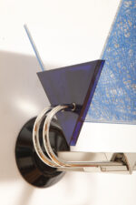 Duża jednopunktowa lampa ścienna/kinkiet "Murana 1680-9" z chromowanym ramieniem, kloszem złożonym z czterech szklanych płytek i z granatowymi półprzepuszczalnymi trójkątnymi uchwytami z tworzywa, Postmodernizm i styl Memphis, projekt Perry King & Santiago Miranda dla Arteluce, Włochy, lata 80. - obrazek 35