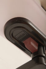 Duża postmodernistyczna jednopunktowa lampa ścienna/kinkiet "Jill" z grafitowym metalowym ramieniem i płytkim szklanym matowym jasno różowym kloszem, projekt Perry King, Santiago Miranda i Gianluigi Arnaldi dla Arteluce, Włochy, wzór z 1978 roku - obrazek 35