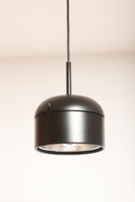 Nieduża jednopunktowa lampa wisząca/sufitowa z czarnym satynowym kloszem z tworzywa i metalowym srebrnym odbłyśnikiem, projekt Arnold Berges dla Staff Leuchten, Model 5518/19/38, Niemcy, lata 70. - obrazek 35