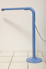 Duża niebieska jednopunktowa lampa biurkowa/podłogowa w kształcie odwróconego "L" z tworzywa sztucznego z metalową okrągłą podstawą "Tube", projekt Anders Pehrson dla Ateljé Lyktan, Space Age, Szwecja, wzór z 1973 roku - obrazek 35