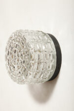 Szklany nieduży jednopunktowy okrągły przezroczysto lodowy kinkiet "Petit" z geometrycznym wzorem osadzony na czarnej metalowej obejmie, Francja, lata 70. - obrazek 32