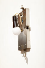 Szklana jednopunktowa lampa ścienna/kinkiet złożony z powtarzalnych fakturowych kwadratowych kafli spiętych metalowymi klamrami, Kamenicky Šenov, Czechosłowacja, lata 60. - obrazek 35