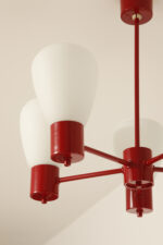 Pięciopunktowa czerwona metalowa lampa sufitowa/żyrandol ze szklanymi mlecznobiałymi kloszami, Niemcy, lata 60/70. - obrazek 36