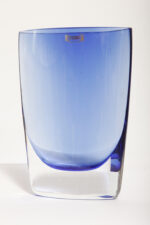 Szklany niski (21 cm) o przekroju łezki płaski niebieski/kobaltowy wazon z przezroczystą podstawą, Krośnieńskie Huty Szkła Krosno S.A., Polska, lata 90. - obrazek 38