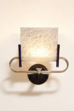 Duża jednopunktowa lampa ścienna/kinkiet "Murana 1680-9" z chromowanym ramieniem, kloszem złożonym z czterech szklanych płytek i z granatowymi półprzepuszczalnymi trójkątnymi uchwytami z tworzywa, Postmodernizm i styl Memphis, projekt Perry King & Santiago Miranda dla Arteluce, Włochy, lata 80. - obrazek 36