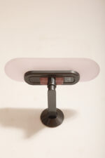 Duża postmodernistyczna jednopunktowa lampa ścienna/kinkiet "Jill" z grafitowym metalowym ramieniem i płytkim szklanym matowym jasno różowym kloszem, projekt Perry King, Santiago Miranda i Gianluigi Arnaldi dla Arteluce, Włochy, wzór z 1978 roku - obrazek 36