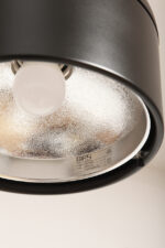 Nieduża jednopunktowa lampa wisząca/sufitowa z czarnym satynowym kloszem z tworzywa i metalowym srebrnym odbłyśnikiem, projekt Arnold Berges dla Staff Leuchten, Model 5518/19/38, Niemcy, lata 70. - obrazek 36