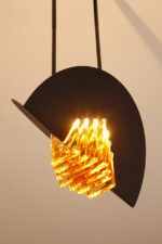 Czarna matowa stalowa jednopunktowa lampa sufitowa z siedmioma półprzeźroczystym ręcznie formowanymi miodowymi plastrami ze szkła Murano, AV Mazzega, Włochy, lata 80. - obrazek 48