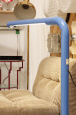 Duża niebieska jednopunktowa lampa biurkowa/podłogowa w kształcie odwróconego "L" z tworzywa sztucznego z metalową okrągłą podstawą "Tube", projekt Anders Pehrson dla Ateljé Lyktan, Space Age, Szwecja, wzór z 1973 roku - obrazek 36