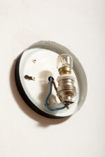 Szklany nieduży jednopunktowy okrągły przezroczysto lodowy kinkiet "Petit" z geometrycznym wzorem osadzony na czarnej metalowej obejmie, Francja, lata 70. - obrazek 33