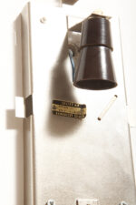 Szklana jednopunktowa lampa ścienna/kinkiet złożony z powtarzalnych fakturowych kwadratowych kafli spiętych metalowymi klamrami, Kamenicky Šenov, Czechosłowacja, lata 60. - obrazek 36