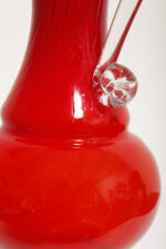 Duży szklany dwuwarstwowy czerwony dzbanek "Verona" z mlecznobiałym wnętrzem i przezroczystym uchem, projekt Ludwik Fiedorowicz, Huta Szkła Gospodarczego "Ząbkowice" w Dąbrowie Górniczej, Polska, wzór z 1982 roku - obrazek 33