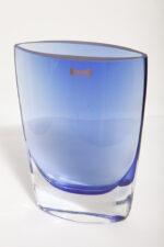 Szklany niski (21 cm) o przekroju łezki płaski niebieski/kobaltowy wazon z przezroczystą podstawą, Krośnieńskie Huty Szkła Krosno S.A., Polska, lata 90. - obrazek 37