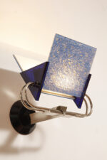 Duża jednopunktowa lampa ścienna/kinkiet "Murana 1680-9" z chromowanym ramieniem, kloszem złożonym z czterech szklanych płytek i z granatowymi półprzepuszczalnymi trójkątnymi uchwytami z tworzywa, Postmodernizm i styl Memphis, projekt Perry King & Santiago Miranda dla Arteluce, Włochy, lata 80. - obrazek 37