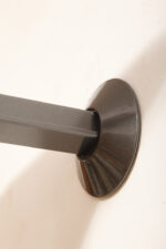 Duża postmodernistyczna jednopunktowa lampa ścienna/kinkiet "Jill" z grafitowym metalowym ramieniem i płytkim szklanym matowym jasno różowym kloszem, projekt Perry King, Santiago Miranda i Gianluigi Arnaldi dla Arteluce, Włochy, wzór z 1978 roku - obrazek 37