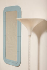 Prostokątne lustro ścienne osadzone w modułowej niebieskiej lekkiej ramie z tworzywa z zaokrąglonymi rogami, Anna Castelli Ferrieri, firma Kartell, Włochy, lata 60. - obrazek 48