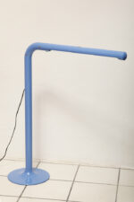 Duża niebieska jednopunktowa lampa biurkowa/podłogowa w kształcie odwróconego "L" z tworzywa sztucznego z metalową okrągłą podstawą "Tube", projekt Anders Pehrson dla Ateljé Lyktan, Space Age, Szwecja, wzór z 1973 roku - obrazek 37