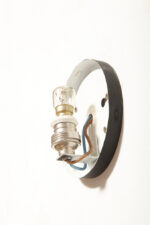 Szklany nieduży jednopunktowy okrągły przezroczysto lodowy kinkiet "Petit" z geometrycznym wzorem osadzony na czarnej metalowej obejmie, Francja, lata 70. - obrazek 34