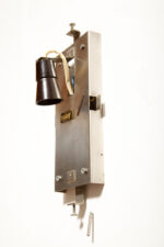 Szklana jednopunktowa lampa ścienna/kinkiet złożony z powtarzalnych fakturowych kwadratowych kafli spiętych metalowymi klamrami, Kamenicky Šenov, Czechosłowacja, lata 60. - obrazek 37