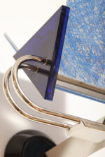 Duża jednopunktowa lampa ścienna/kinkiet "Murana 1680-9" z chromowanym ramieniem, kloszem złożonym z czterech szklanych płytek i z granatowymi półprzepuszczalnymi trójkątnymi uchwytami z tworzywa, Postmodernizm i styl Memphis, projekt Perry King & Santiago Miranda dla Arteluce, Włochy, lata 80. - obrazek 38