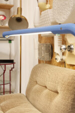 Duża niebieska jednopunktowa lampa biurkowa/podłogowa w kształcie odwróconego "L" z tworzywa sztucznego z metalową okrągłą podstawą "Tube", projekt Anders Pehrson dla Ateljé Lyktan, Space Age, Szwecja, wzór z 1973 roku - obrazek 38