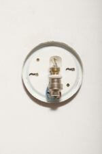 Szklany nieduży jednopunktowy okrągły przezroczysto lodowy kinkiet "Petit" z geometrycznym wzorem osadzony na czarnej metalowej obejmie, Francja, lata 70. - obrazek 35