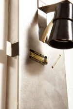 Szklana jednopunktowa lampa ścienna/kinkiet złożony z powtarzalnych fakturowych kwadratowych kafli spiętych metalowymi klamrami, Kamenicky Šenov, Czechosłowacja, lata 60. - obrazek 38