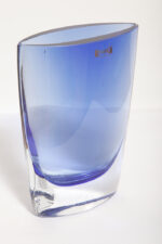 Szklany niski (21 cm) o przekroju łezki płaski niebieski/kobaltowy wazon z przezroczystą podstawą, Krośnieńskie Huty Szkła Krosno S.A., Polska, lata 90. - obrazek 35
