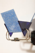 Duża jednopunktowa lampa ścienna/kinkiet "Murana 1680-9" z chromowanym ramieniem, kloszem złożonym z czterech szklanych płytek i z granatowymi półprzepuszczalnymi trójkątnymi uchwytami z tworzywa, Postmodernizm i styl Memphis, projekt Perry King & Santiago Miranda dla Arteluce, Włochy, lata 80. - obrazek 39