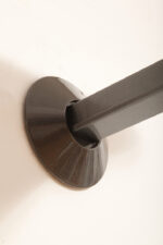 Duża postmodernistyczna jednopunktowa lampa ścienna/kinkiet "Jill" z grafitowym metalowym ramieniem i płytkim szklanym matowym jasno różowym kloszem, projekt Perry King, Santiago Miranda i Gianluigi Arnaldi dla Arteluce, Włochy, wzór z 1978 roku - obrazek 39