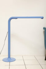 Duża niebieska jednopunktowa lampa biurkowa/podłogowa w kształcie odwróconego "L" z tworzywa sztucznego z metalową okrągłą podstawą "Tube", projekt Anders Pehrson dla Ateljé Lyktan, Space Age, Szwecja, wzór z 1973 roku - obrazek 39