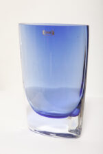 Szklany niski (21 cm) o przekroju łezki płaski niebieski/kobaltowy wazon z przezroczystą podstawą, Krośnieńskie Huty Szkła Krosno S.A., Polska, lata 90. - obrazek 34