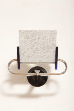 Duża jednopunktowa lampa ścienna/kinkiet "Murana 1680-9" z chromowanym ramieniem, kloszem złożonym z czterech szklanych płytek i z granatowymi półprzepuszczalnymi trójkątnymi uchwytami z tworzywa, Postmodernizm i styl Memphis, projekt Perry King & Santiago Miranda dla Arteluce, Włochy, lata 80. - obrazek 40