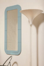 Prostokątne lustro ścienne osadzone w modułowej niebieskiej lekkiej ramie z tworzywa z zaokrąglonymi rogami, Anna Castelli Ferrieri, firma Kartell, Włochy, lata 60. - obrazek 51