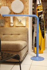 Duża niebieska jednopunktowa lampa biurkowa/podłogowa w kształcie odwróconego "L" z tworzywa sztucznego z metalową okrągłą podstawą "Tube", projekt Anders Pehrson dla Ateljé Lyktan, Space Age, Szwecja, wzór z 1973 roku - obrazek 40