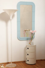 Prostokątne lustro ścienne osadzone w modułowej niebieskiej lekkiej ramie z tworzywa z zaokrąglonymi rogami, Anna Castelli Ferrieri, firma Kartell, Włochy, lata 60. - obrazek 8