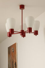 Pięciopunktowa czerwona metalowa lampa sufitowa/żyrandol ze szklanymi mlecznobiałymi kloszami, Niemcy, lata 60/70. - obrazek 4