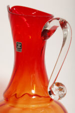 Duży szklany pomarańczowo-czerwony dzbanek "Verona" z przezroczystym uchem, projekt Ludwik Fiedorowicz, Huta Szkła Gospodarczego "Ząbkowice" w Dąbrowie Górniczej, Polska, wzór z 1982 roku - obrazek 4
