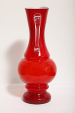 Duży szklany dwuwarstwowy czerwony dzbanek "Verona" z mlecznobiałym wnętrzem i przezroczystym uchem, projekt Ludwik Fiedorowicz, Huta Szkła Gospodarczego "Ząbkowice" w Dąbrowie Górniczej, Polska, wzór z 1982 roku - obrazek 4