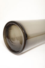 Cylindryczny ręcznie formowany smukły i wysoki (40 cm) wazon z dymionego szkła w szarym kolorze z wlewem w kształcie ronda kapelusza, IKEA, Szwecja, lata 90 - obrazek 4