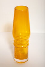 Średniej wielkości (27 cm) żółty symetryczny ręcznie formowany wazon ze szkła sodowego barwionego w masie, projekt (przypisywany) Lucyna Pijaczewska, Huta Szkła Artystycznego ''Barbara'' w Polanicy Zdrój, Polska, lata 70. - obrazek 4