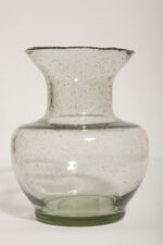 Jasno szary niski pękaty mocno napowietrzony półprzezroczysty szklany wazon z falbanką na rancie wlotu, Polska, lata 70.  - obrazek 4