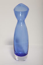 Półprzezroczysty średniej wielkości (28 cm) kobaltowy niesymetryczny szklany wazon z wlewem w formie kwiatowego kielicha, szkło Sommerso, Iittala, Finlandia, lata 70. - obrazek 4