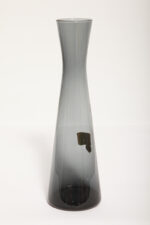 Delikatny średniej wielkości (25 cm) szklany ręcznie formowany wazon z cienkiego dymionego szkła w szarym kolorze w kształcie zbliżonym do klepsydry, Niemcy, lata 70. - obrazek 4