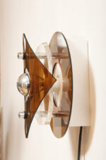 Okrągły półprzezroczysty kinkiet w stylu Space Age złożony z kilku równolegle ustawionych względem siebie płaszczyzn z akrylu/pleksi, firma Herda, Holandia, lata 70. - obrazek 4